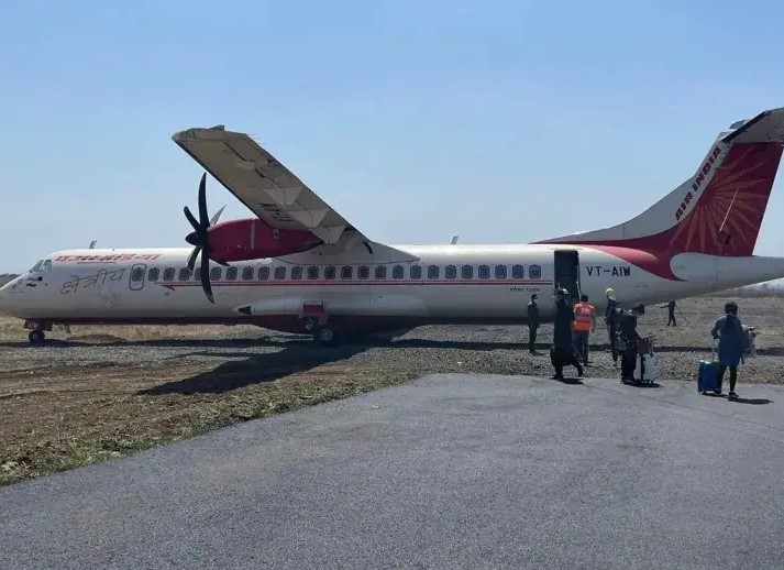 जबलपुर हवाईअड्डे पर एक यात्री विमान रनवे से फिसलकर कुछ देर के लिए बच गया