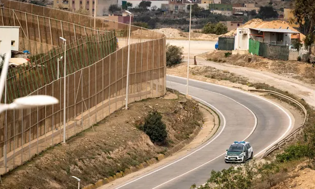 स्पेन के मंत्री ने मेलिला सीमा पर क्रूरता के आरोपी पुलिस का बचाव किया